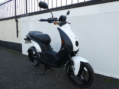 Peugeot E-Ludix Electric Scooter | Two Wheel Centre Mansfield Ltd